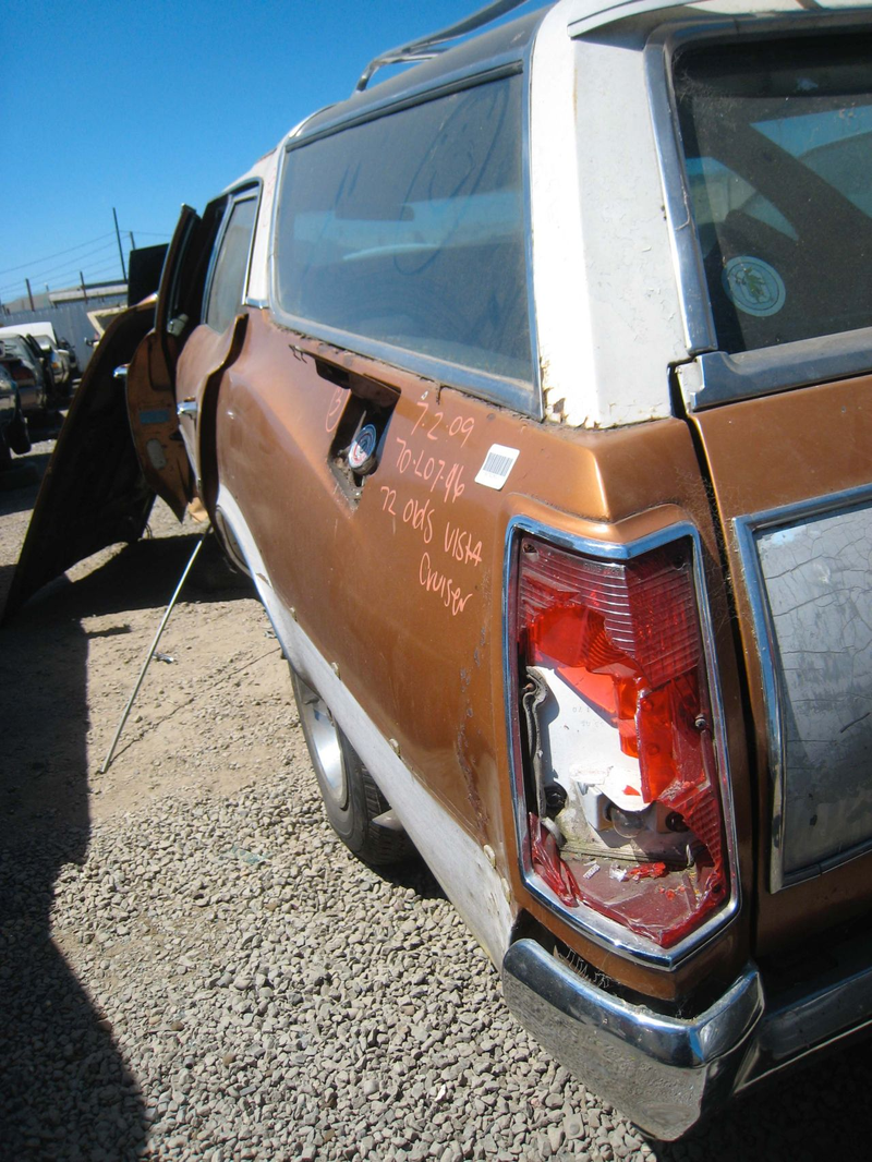 Illustration for article titled Oldsmobile Vista Cruiser Gets Last View Of California Sky Through Roof Windows